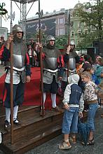 Książę wraz z matką Grzymisławą, małżonką Kunegundą oraz biskupem Prandotą, zajęli miejsca na scenie, dostępu do której bronili 