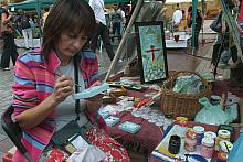 Pędzel w dłoni Danuty Glik wyczarowywał kolejnego anioła.