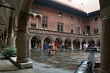 Kraków ma wiele pięknych dziedzińców. Jednym z najpiękniejszych jest jednak dziedziniec Collegium Maius czyli Kolegium Większego