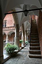 Przechodzień, który wejdzie do Collegium przez bramę od strony ulic św. Anny i Jagiellońskiej, odniesie wrażenie, że tu czas się