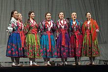 Od roku 1948 - gdy powstał zespół - zmieniła się polska wieś, jednak dzięki "Mazowszu" przetrwało jej wspomnienie.