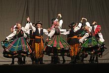 Strój łowicki zdaniem niektórych znawców może równać się urodą z krakowskim.