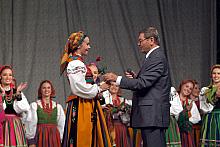 Agnieszka Rogowska, jedyna krakowianka w zespole "Mazowsze" otrzymała od prezesa Józefa Spiszaka różę.