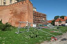 Wiatr nie oszczędził dekoracji ustawionych pod Wawelem.