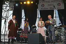 W chwilę po wręczeniu bochenka chleba. Na scenie: Gospodarz, Starościna, Starosta oraz Gospodyni Dożynek, Przewodnicząca Rady i 