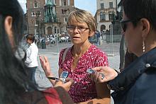 Doktor  Dorota Myszkowska wyjaśniała zaciekawionym dziennikarzom znaczenie niektórych mniej zrozumiałych terminów oraz zapewniał