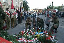 Harcerze zapalili znicze.