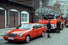 Na pierwszym planie samochód operacyjno-rozpoznawczy preznaczony  do przewozu ratowników oraz sprzętu pomiarowego.