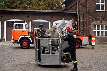 Kosz ratowniczy SD-30 wypróbowali Prezydent Jacek Majchrowski i Komendant Ryszard Gaczoł. Asystował im w strażak ratownik.