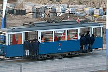 Mieszkańcy, którzy zgromadzili się na Rondzie, zanim zobaczyli nowy tramwaj, mogli podziwiać przejazd pierwszego tramwaju linii 