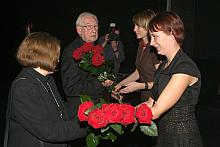 Andrzej Wajda podjął próbę zmierzenia się z katyńskim tematem. Wyszedł z tej próby zwycięsko, czego dowodem są róże wręczane prz