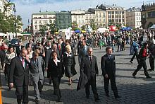 Następnie uczestnicy uroczystości ruszyli na spacer "dla poratowania zdrowia".