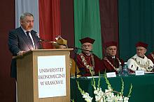 Prezydent Jacek Majchrowski zabrał głos oraz wręczył upominki.