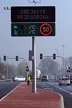 Wzdłuż nowej trasy biegnie ścieżka rowerowa, powstały także dwa skrzyżowania z sygnalizacją świetlną.
