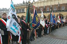 Na uroczystości licznie zjawiły się poczty sztandarowe krakowskich liceów.