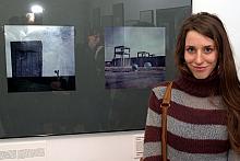 Laureatka I nagrody na tle swoich prac eksponowanych na pokonkursowej wystawie. 