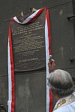 Tablicę, wykonaną przez profesora  Czesława Dźwigaja, poświęcił prałat Kolegiaty św. Anny w Krakowie ks. Władysław Gasidło.