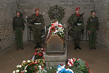 Przy trumnie Marszałka wartę zaciągnęli żołnierze Wojska Polskiego oraz harcerze.