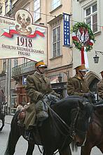 To o tym pułku śpiewano: 
"Ósmy zdobi nam salony,
Same grafy i barony."
