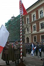 Następnie wciągnięto na maszt flagę państwową. 