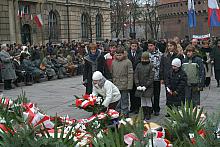 Kwiaty składała młodzież szkolna...