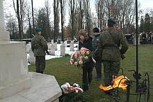 ...oddając w ten sposób hołd żołnierzom z lat 1939-1945.