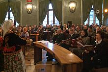 Wystąpił Zespół "Promyki Krakowa" pod kierownictwem Romy Krzemień. Moderatorem spotkania była Lidia Jazgar.