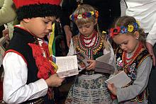 Bardzo młodzi laureaci z Przedszkola nr 135 pogrążeni w lekturze jubileuszowych wydawnictw.