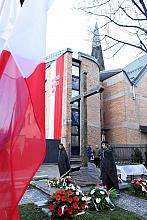 Zastąpił go krzyż brązowy, odlany według projektu znanego krakowskiego artysty profesora Stefana Dousy.