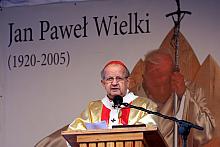 W homilii kardynała Dziwisza znalazły się słowa: "Dla jednych krzyż może być znakiem zwycięstwa, dla innych znakiem wzywają