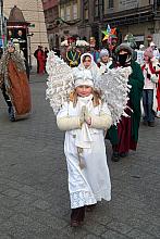 W pochodzie w brali udział kolędnicy w różnym wieku i rozmaicie przebrani. Nie brakło wdzięcznych aniołków i groźnych Herodów.