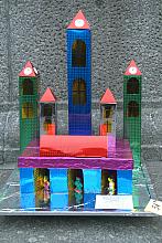 Szopkarska tradycja nie zaginie w Krakowie. Dowodem jej żywotności jest szopka na zdjęciu, dzieło trzech uczennic klasy IV.