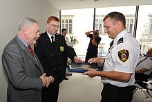 Wśród odbierających gratulacje był także strażnik Jarosław Kapera.