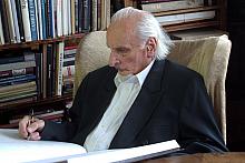 Urodzony w roku 1906 profesor Eugeniusz Waniek jest wybitnym artystą, ostatnim żyjącym członkiem działającej w okresie międzywoj