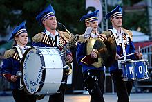 Swojskim, podwawelskim akcentem była Krakowska Orkiestra Staromiejska, założona i prowadzona od 1988 roku przez Wiesława Olejnic