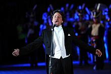 Wsród mnogości mundurów pojawił sie także solista w "cywilnym ancugu".