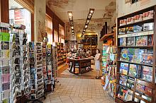 Wiekowi krakowianie pamiętają, że na parterze budynku Izby Przemysłowo-Handlowej, nazywanego też domem "pod Globusem",