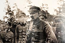Jest to zupełnie zrozumiałe. 
Zdjęcia przedstawiają ważne wydarzenia i postacie.
Na fotografii Komendant Józef Piłsudski, któr