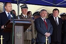 Na trybunie zgromadzili się przedstawiciele władz cywilnych i wojskowych. Zabrał głos premier... 