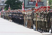 ... który mówił o profesjonalizacji polskiej armii i uzasadniał decyzję polskiego rządu o przyśpieszeniu powołania w pełni zawod