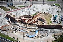 Odsłonięte i zachowane jako trwała ruina (toczą się jeszcze prace zabezpieczające) relikty fortu Lubicz, oglądane z wysokości, s