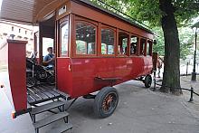 Do wozu prowadzi wygodne wejście po schodkach.