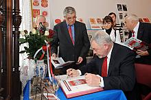 Prezydent Miasta Krakowa profesor Jacek Majchrowski wpisał się do księgi pamiątkowej Klubu.