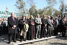 Przybyli goście w skupieniu oczekiwali na rozpoczęcie uroczystości...