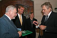 Uczestniczący w otwarciu wystawy przedstawiciele władz Lipska i Krakowa wymienili prezenty.