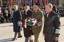 Kwiaty składali byli więźniowie niemieckich obozów koncentracyjnych ...