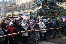 Zbliżała się godzina 12.00. Wokół ustawionej pod wieżą Ratuszową estrady, zgromadzili się liczni krakowianie...