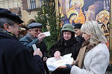 Krakowski Rynek wypełnił trzask łamanych opłatków oraz słowa życzeń radosnych, spokojnych Świąt Bożego Narodzenia.