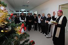 Ksiądz biskup Jan Zając poświęcił zmodernizowane oddziały, a następnie pobłogosławił opłatki...