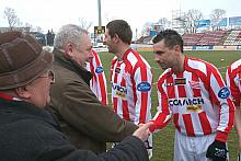 Na boisku - oprócz zawodników - zjawili się: Prezydent Krakowa Jacek Majchrowski oraz kierownik drużyny Maciej Madeja, który ucz